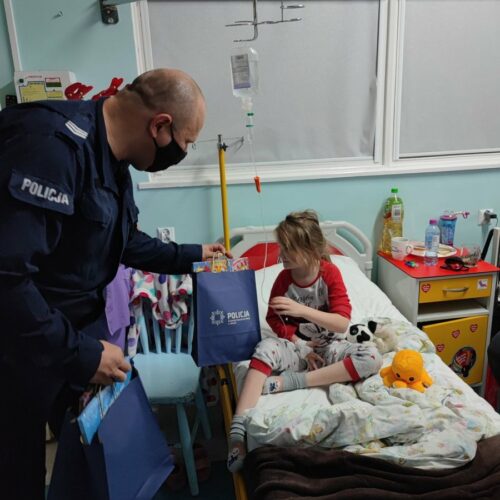 Policyjne mikołajki na oddziale dziecięcym szpitala w Oławie