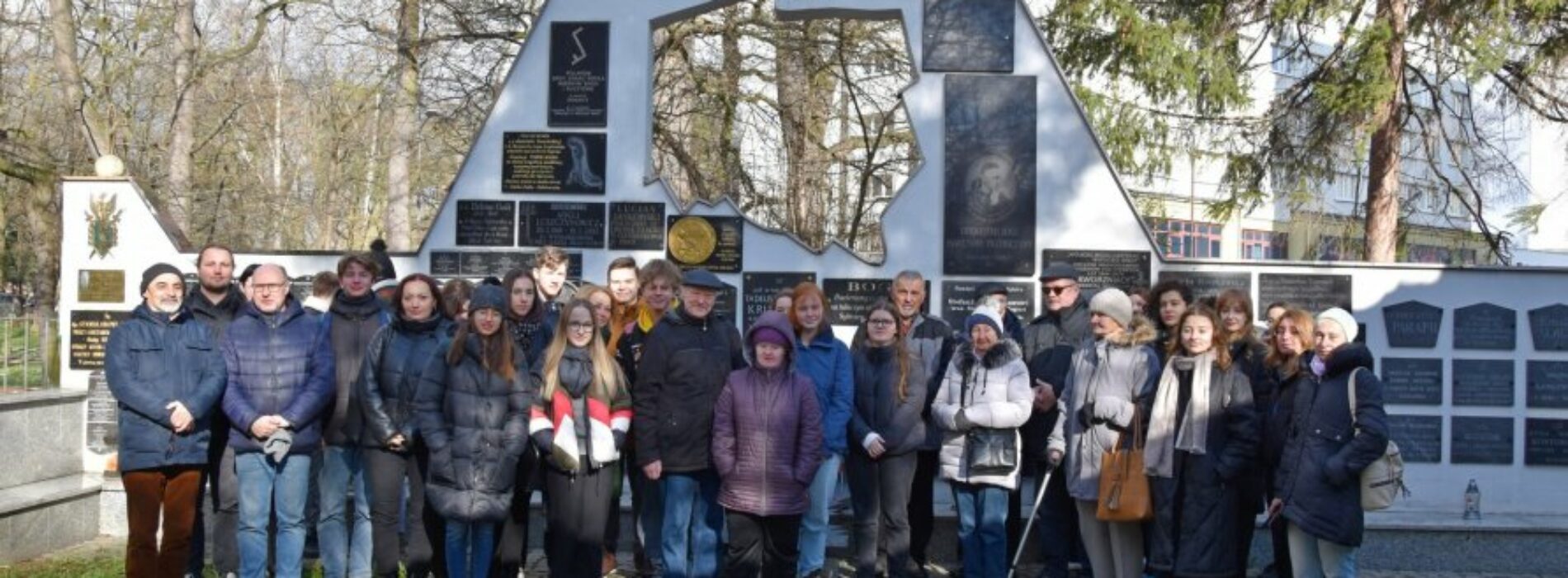 Międzypokoleniowa wycieczka dydaktyczna do Wrocławia na wystawę „Golgota Wschodu”