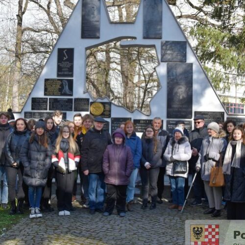 Międzypokoleniowa wycieczka dydaktyczna do Wrocławia na wystawę „Golgota Wschodu”