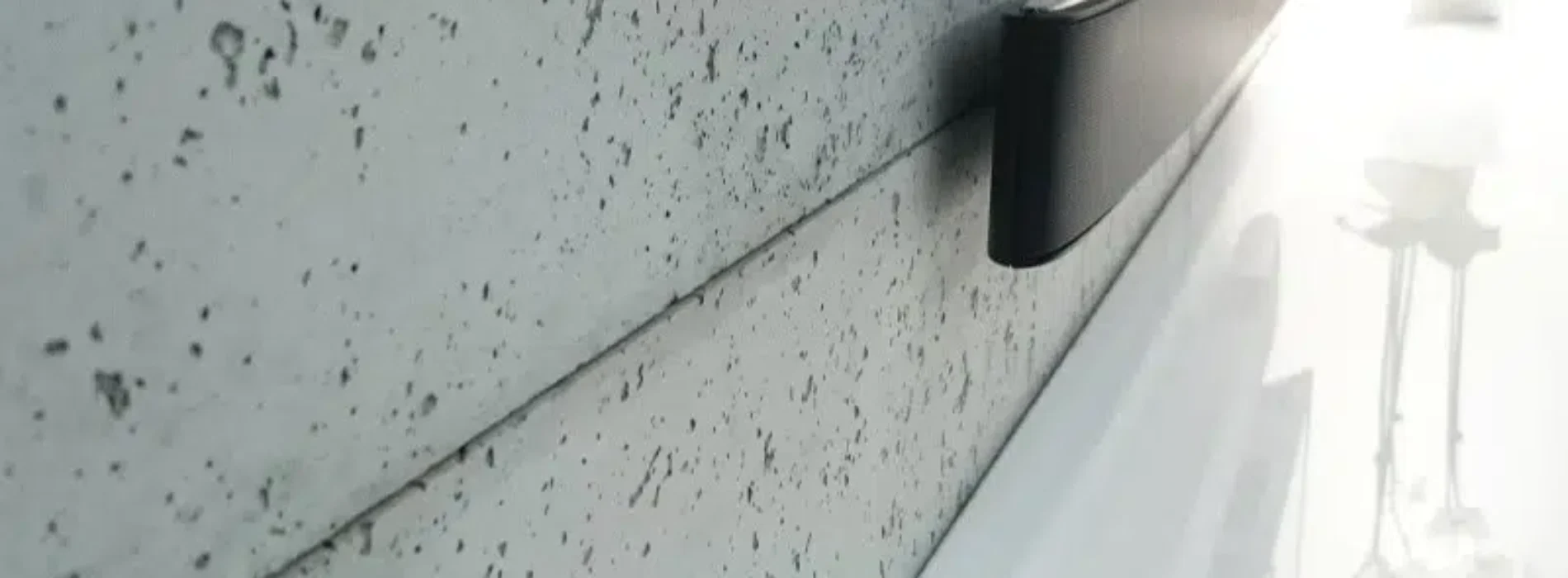 Beton architektoniczny w projektowaniu wnętrz – od ścian po meble